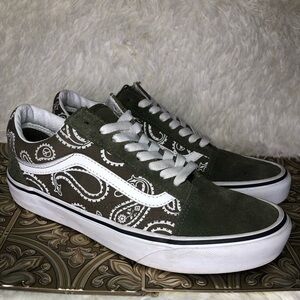 Vans Men's Green Paisley Sneakers size 7 Women’s 8.5